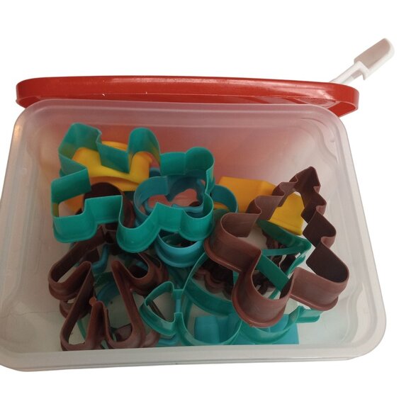 Plastic Cookie Cutter Set Storage Box 17 Assorted Shapes Hearts Animals Holiday - Picture 2 of 8
